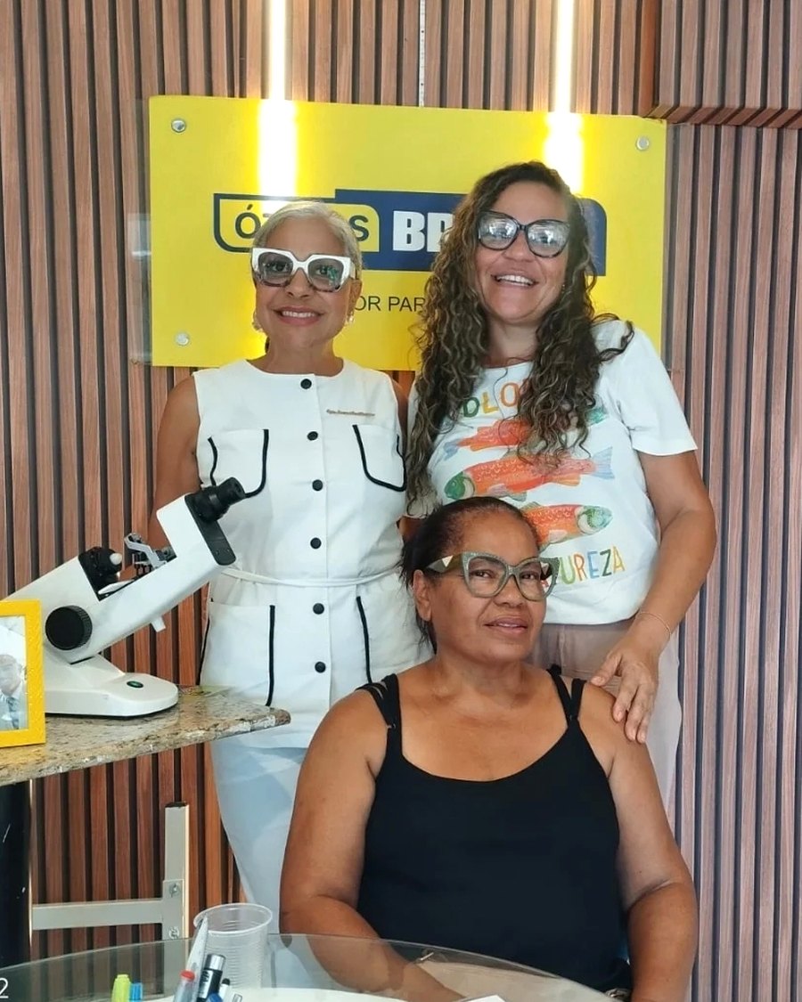 Clientes e equipe da Óticas Brasil na loja, em Lauro de Freitas