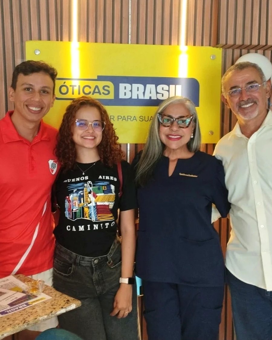 Família de clientes atendida pelos proprietários da Óticas Brasil