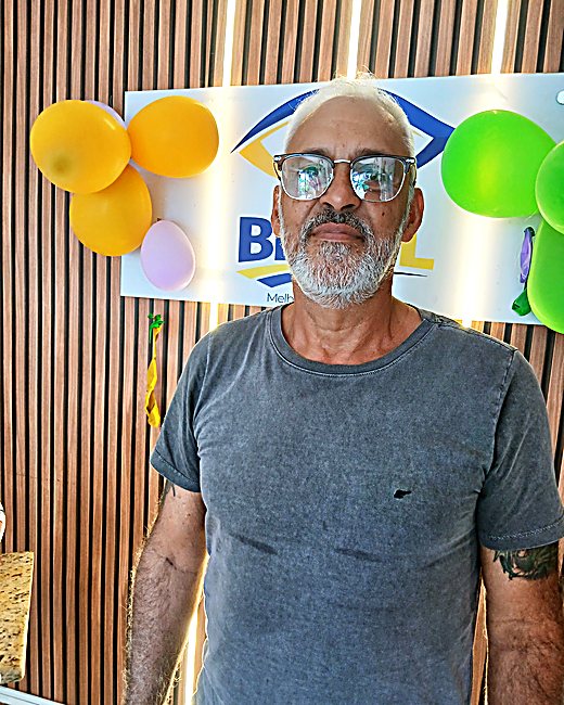 Cliente da Óticas Brasil no mural da loja