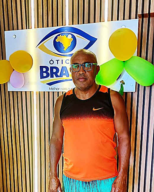 Cliente da Óticas Brasil no mural da loja