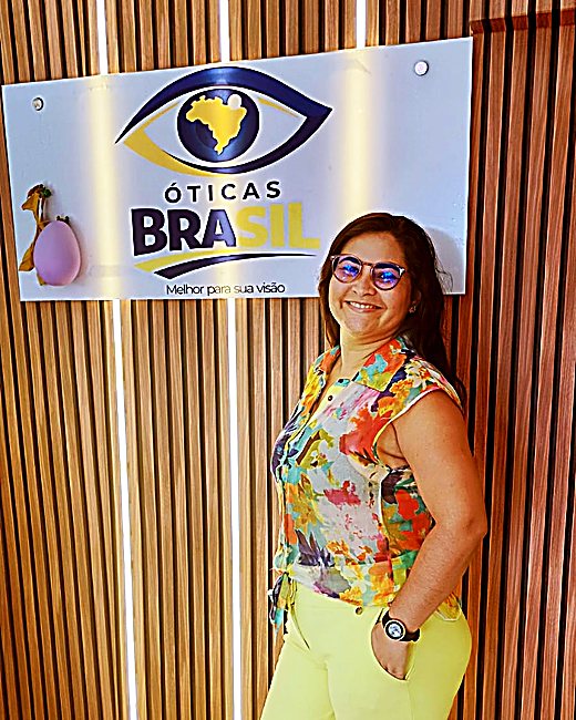 Cliente da Óticas Brasil no mural da loja