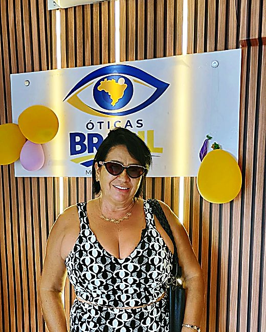 Cliente da Óticas Brasil no mural da loja