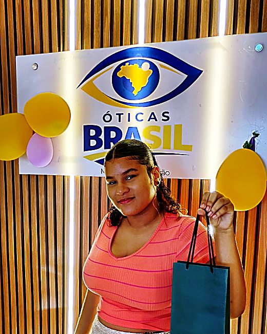 Cliente da Óticas Brasil no mural da loja