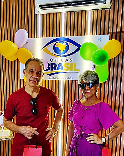 Clientes da Óticas Brasil no mural da loja