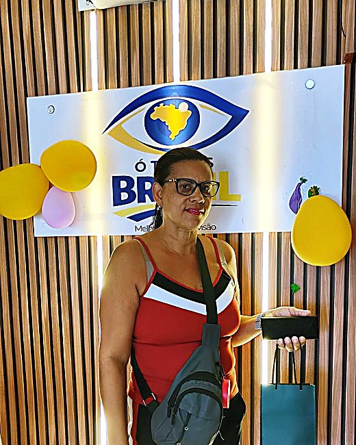 Cliente da Óticas Brasil no mural da loja