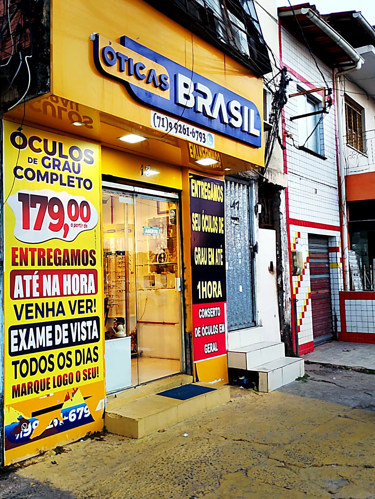 Fachada da Óticas Brasil na Praça João Thiago dos Santos, 13, Lauro de Freitas